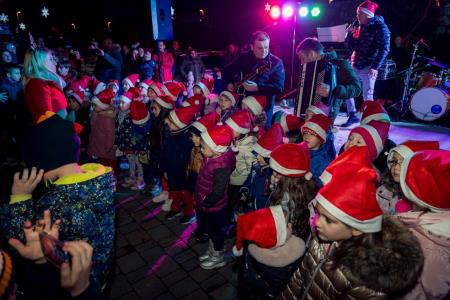 Prihod Dedka Mraza s spremstvom